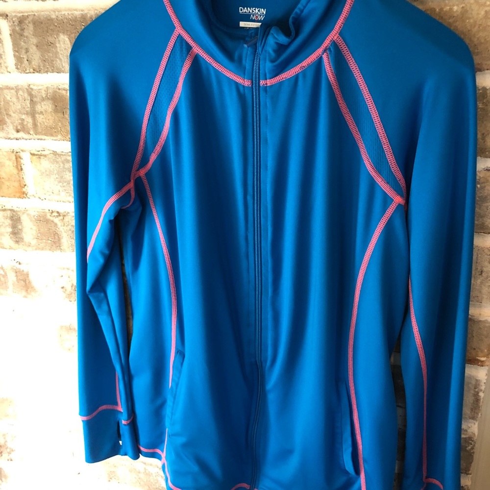 Danskin Now Semi Fitted Pullover ✨